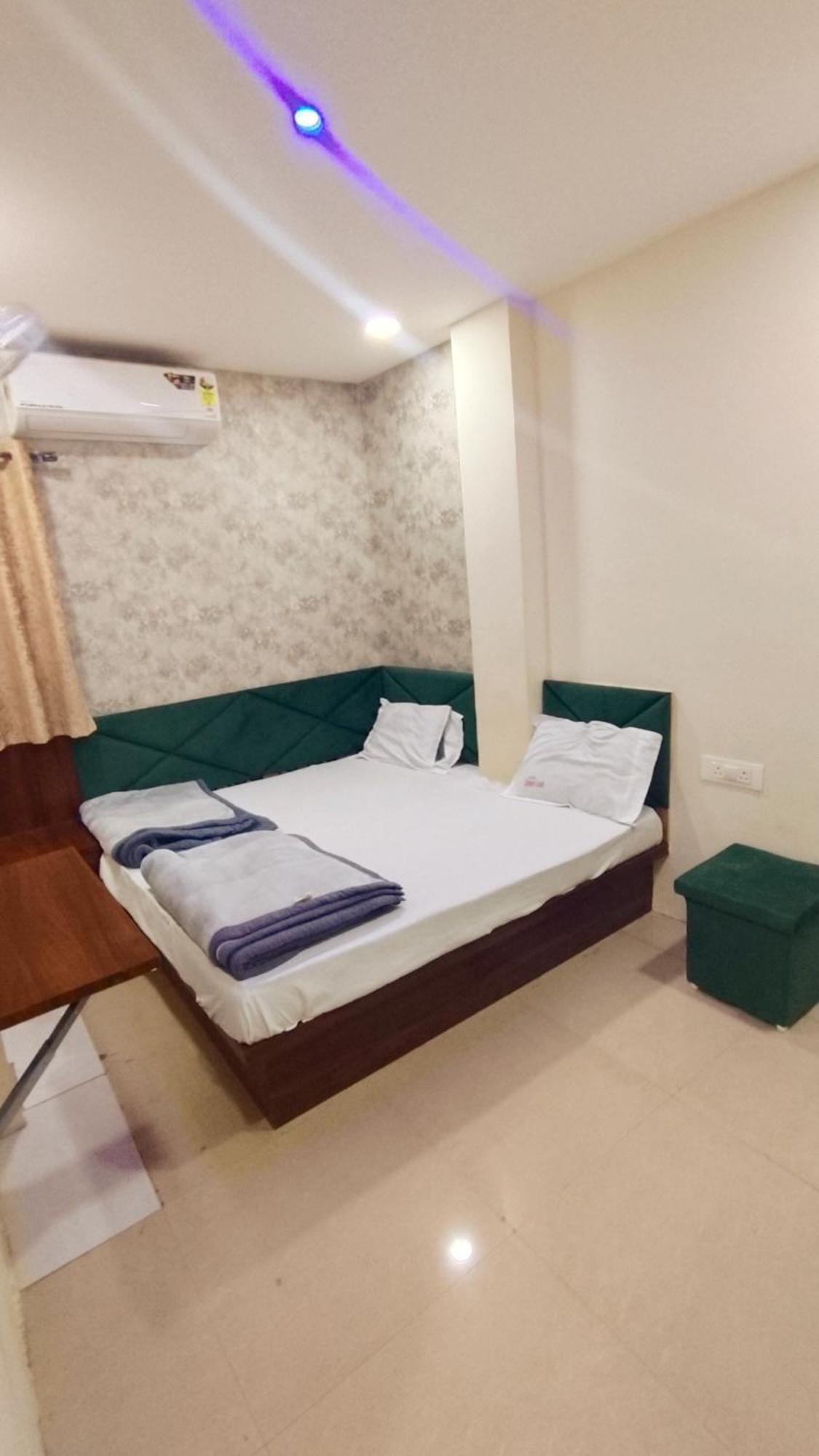 Green Leaf Hotel Ujjain Eksteriør billede