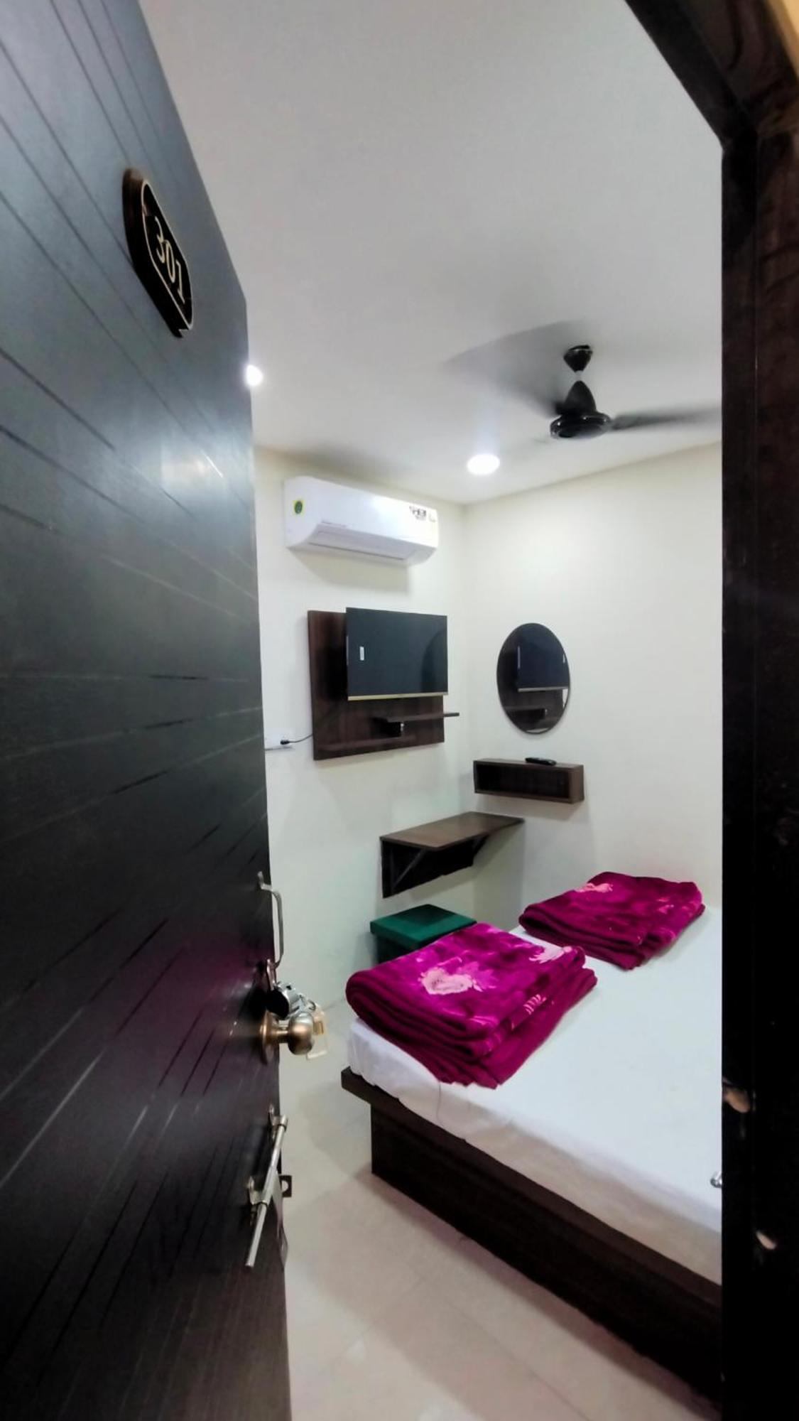Green Leaf Hotel Ujjain Eksteriør billede