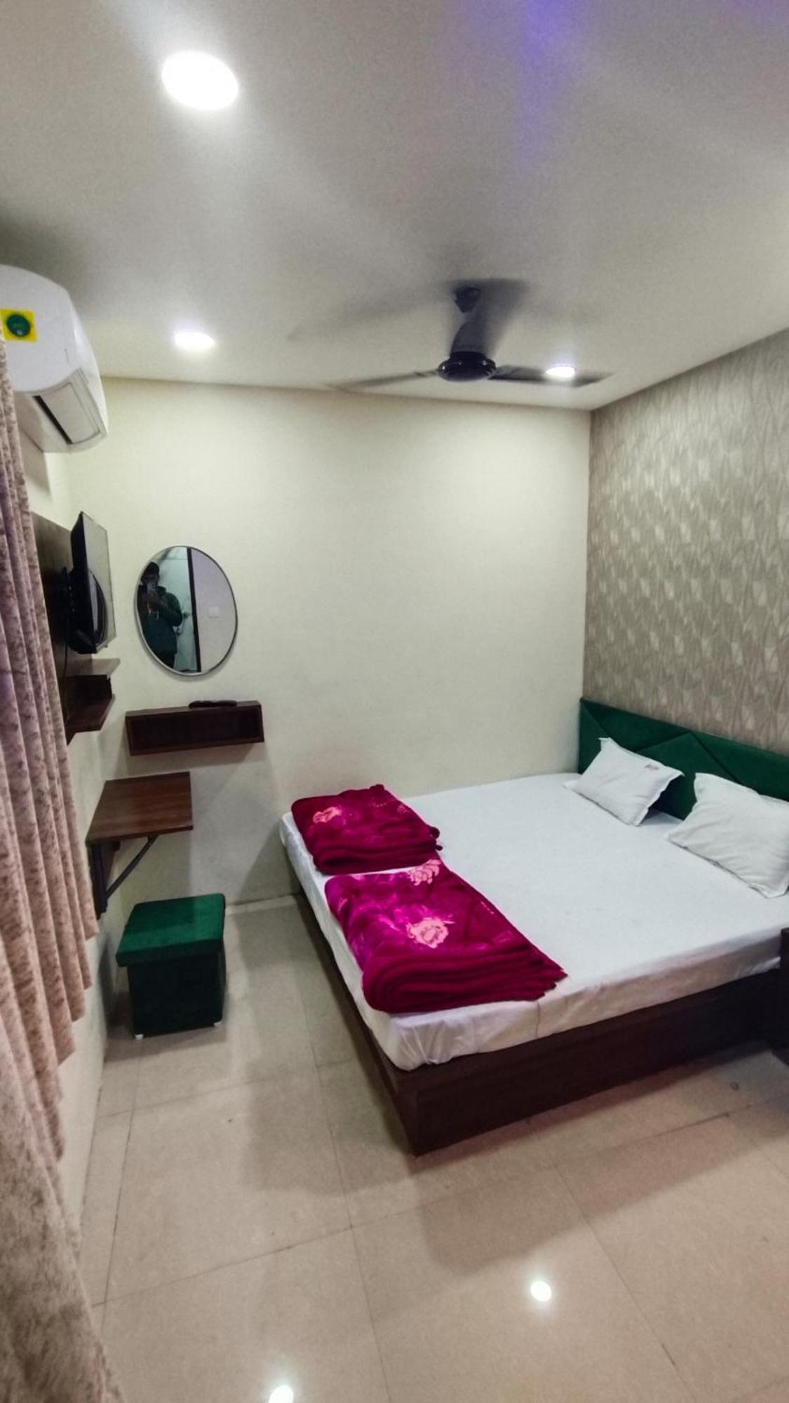 Green Leaf Hotel Ujjain Eksteriør billede